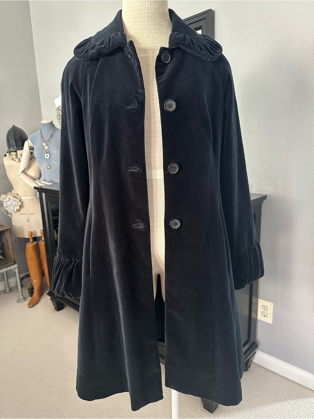Odille (Anthropologie) velvet coat with ruffled collar and cuffs, size 8 - Picture 8 of 17